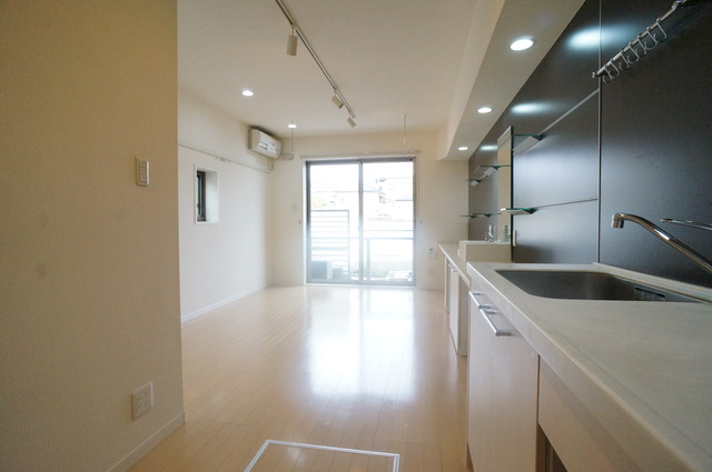 居室・リビング　人気の角部屋・２面採光！明るく風通し良好なお部屋です♪