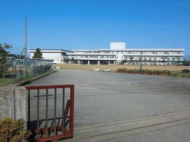 中学校　西條中学校（中学校）まで300m