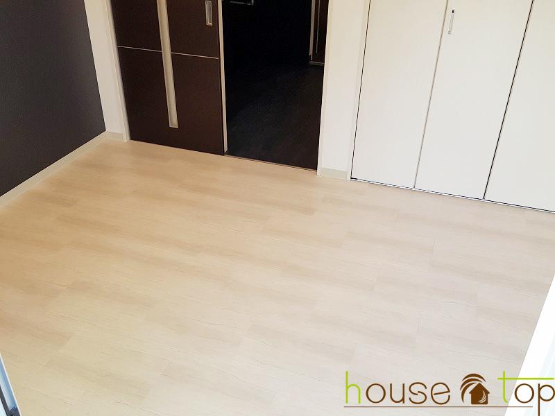 居室・リビング　テーブルやベッドなど設置可能