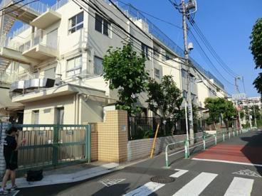 小学校　新宿区立戸山小学校（小学校）まで520m