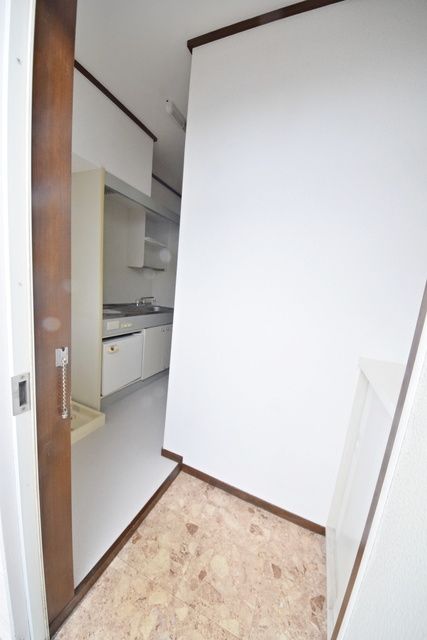 玄関　お問い合わせはタウンハウジングまで