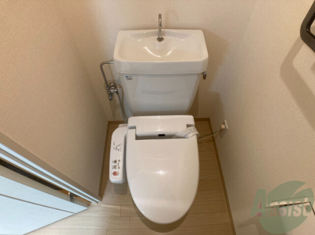 トイレ　トイレには、温水洗浄便座機能が付いています。