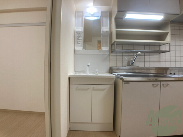 洗面設備　洗面は独立タイプで、洗髪可能なので朝の準備も捗りそう。