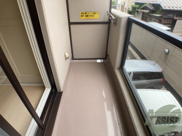 バルコニー　バルコニーは広々で、洗濯物を干すときも楽そうです。