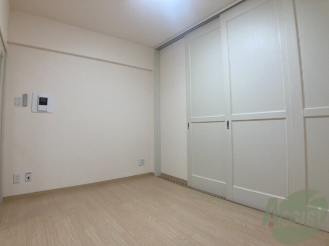 居室・リビング　６帖ある洋室は、リビングにいかがでしょうか。