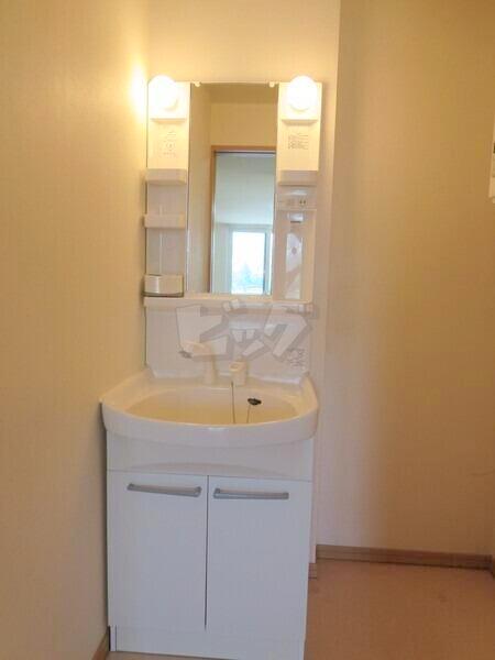 洗面設備　朝の身支度に便利な洗面台です♪