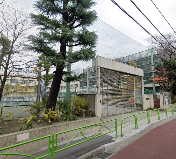 小学校　目黒区立上目黒小学校（小学校）まで89m