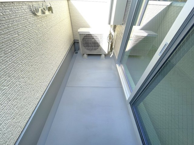 バルコニー　ゆったりとした空間のトイレです