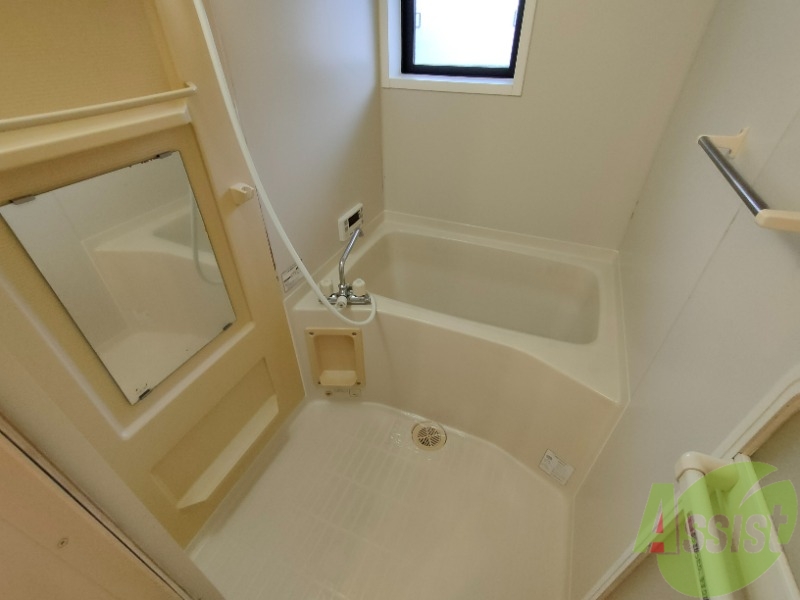 バス・シャワールーム　バスルームは狭すぎず、シャワーも浴びやすそうです。