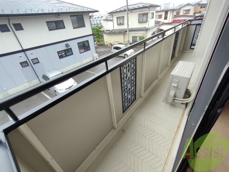 バルコニー　バルコニー。洗濯物がはかどりそうな広さがありますよ。