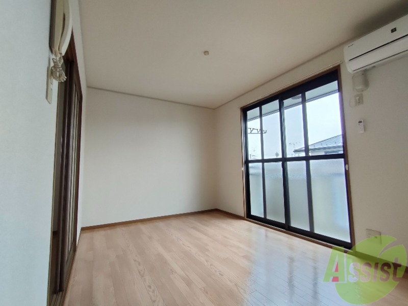 居室・リビング　洋室６帖のお部屋を撮影しました。日射しがあり明るい印象。