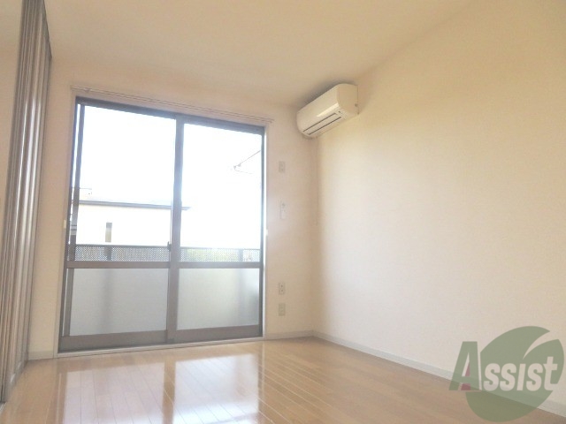 居室・リビング　リビングはこんな感じです。窓が大きくてよく日が入ります