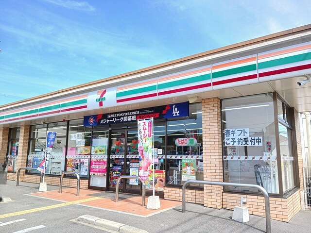 コンビニ　セブンイレブン（コンビニ）まで300m