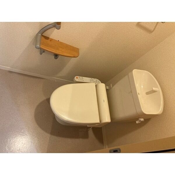 トイレ　温水洗浄便座付きのトイレです♪
