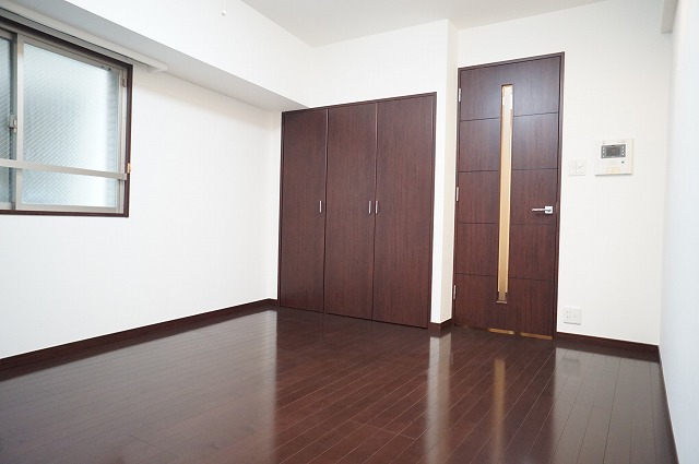 居室・リビング　洋室は約８．３畳・南西の角住戸です※前回募集時の写真です。