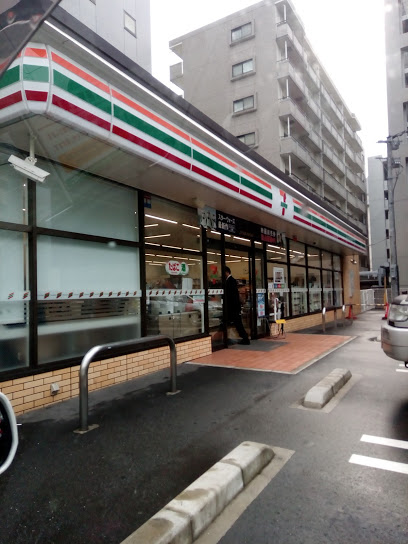 コンビニ　セブンイレブン西鉄薬院駅北口店（コンビニ）まで841m