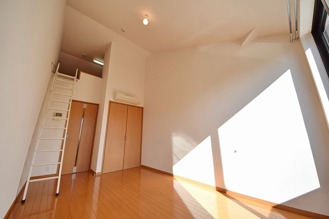 居室・リビング　★ロフト付きで天井が高く開放感のある8帖の洋室です★