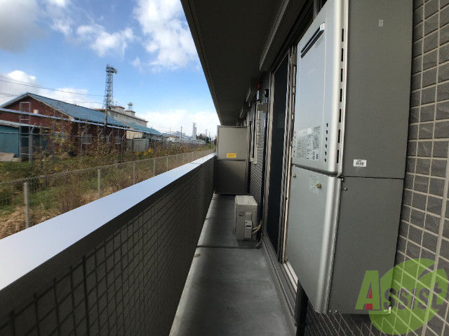 バルコニー　バルコニーは高めでお部屋の中も見えないですね。