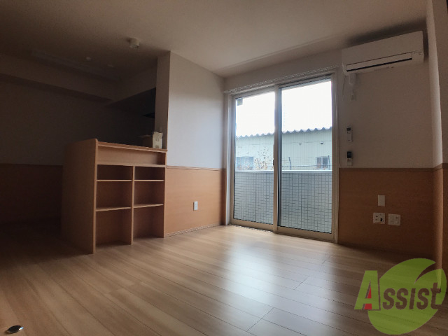 居室・リビング　大きな窓から入る日差しがポカポカと暖かいお部屋です。