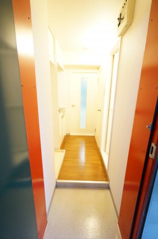 玄関　※同物件・反転タイプの写真です。