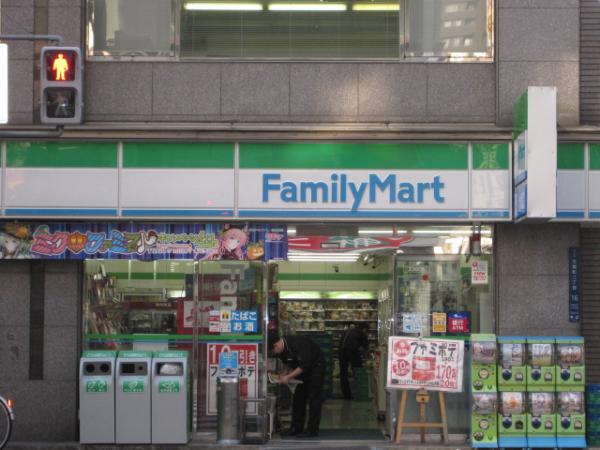 コンビニ　ファミリーマート博労町一丁目店（コンビニ）まで104m