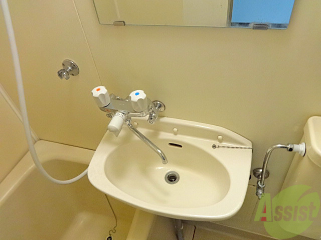 洗面設備　洗面台には鏡もついてますよ～。身だしなみチェック。