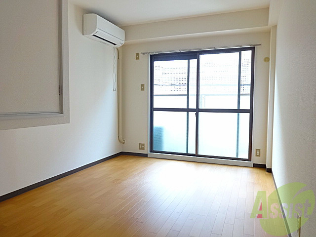 居室・リビング　日当たりのよい洋室でくつろいでくださいね。