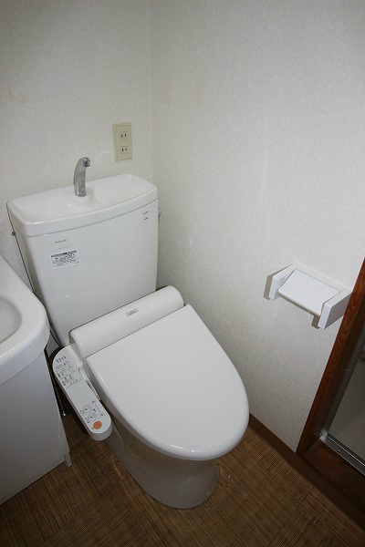トイレ　温水洗浄便座付き