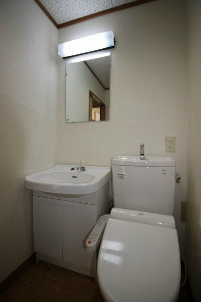 洗面設備　洗面所とトイレが併設されています。