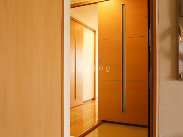 玄関　奥行きのあるリビングです。