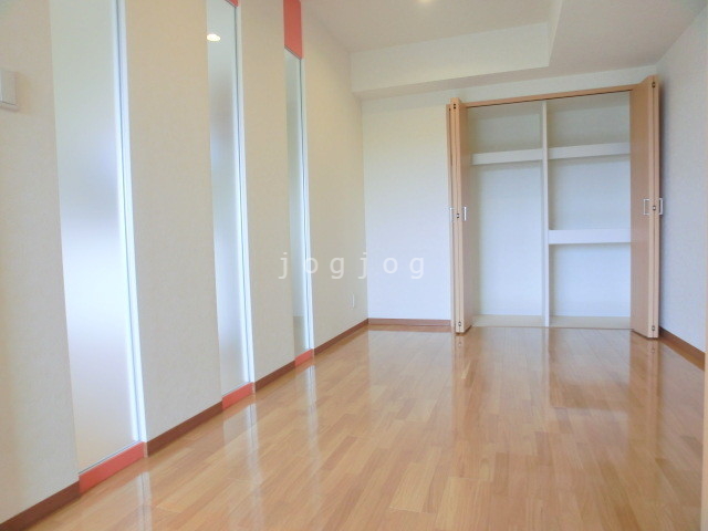 その他部屋・スペース　ベッドを置いても余裕のある広さです。