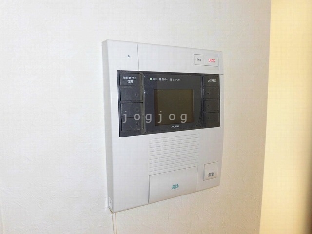 セキュリティ　来訪者の顔を確認できるテレビインターホン付きです。