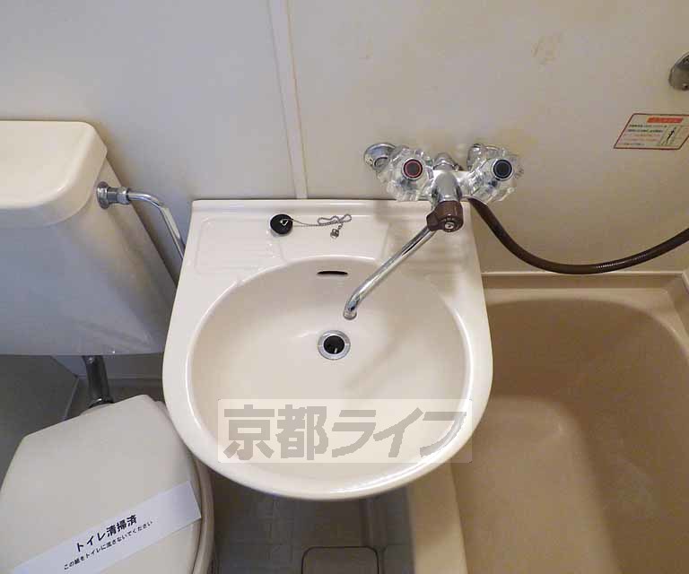 洗面設備　綺麗な洗面台です。