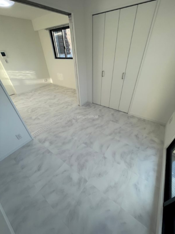 その他部屋・スペース　落ち着いた色調の寝室です