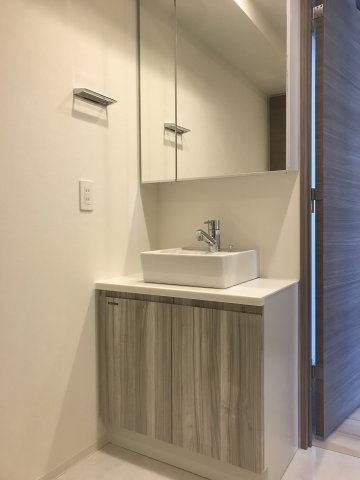 洗面設備　朝の支度にも助かる、独立の洗髪洗面化粧台