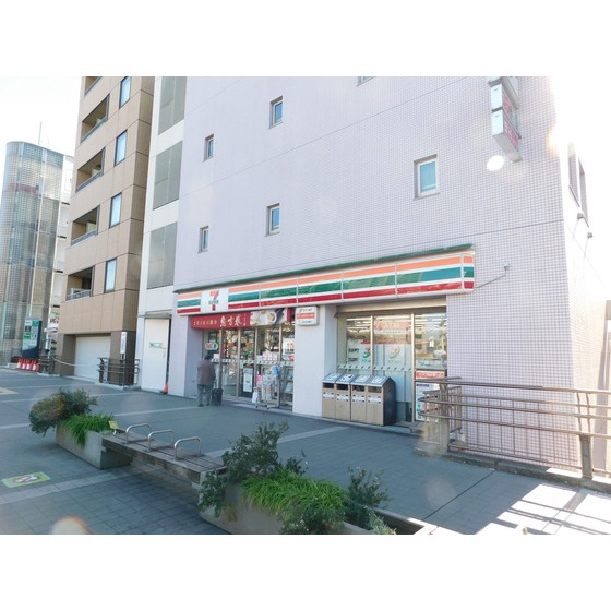 コンビニ　セブンイレブン三鷹駅前店（コンビニ）まで129m
