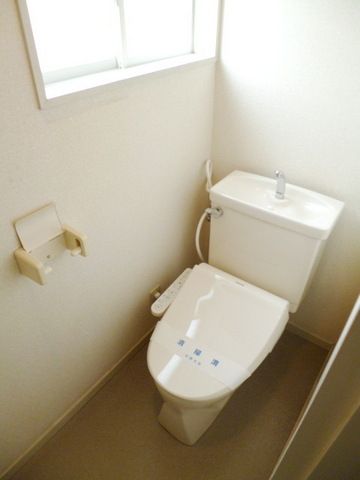 トイレ　★トイレにも窓が！★