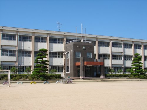 小学校　宇部市立常盤小学校（小学校）まで2068m