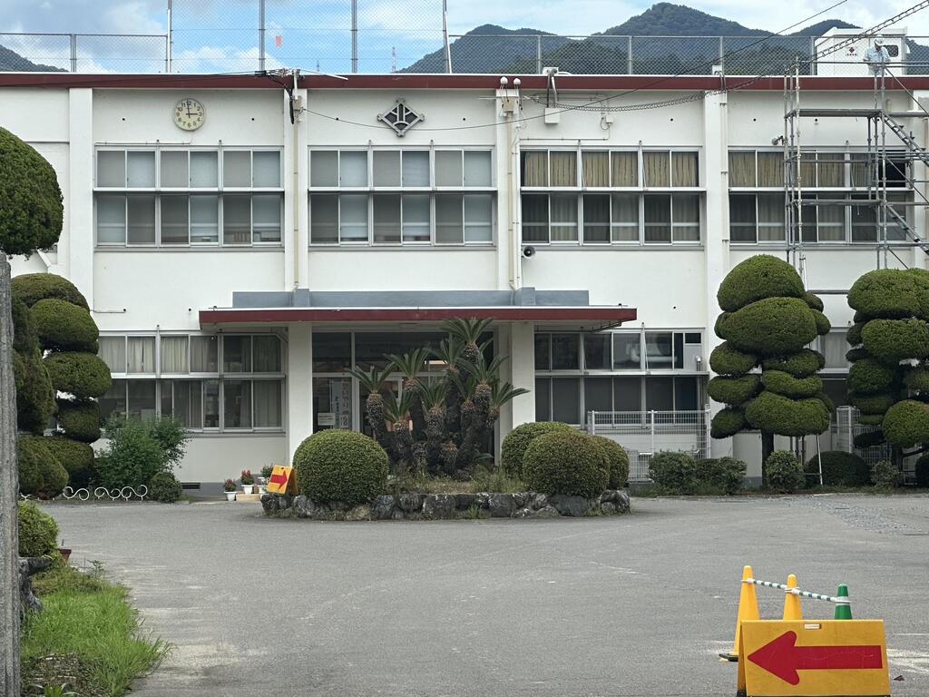 小学校　東温市立北吉井小学校（小学校）まで910m