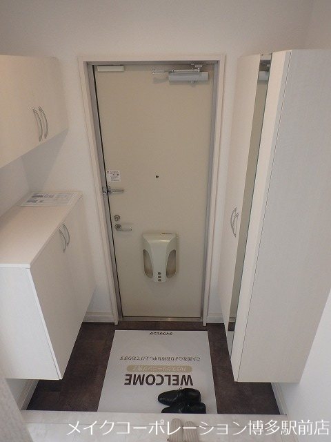玄関　写真は同型タイプ