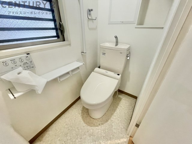 トイレ　温水洗浄便座付きのトイレです♪