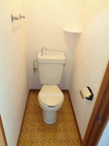 京王線 上北沢駅 徒歩7分 2階建 築44年のトイレ写真