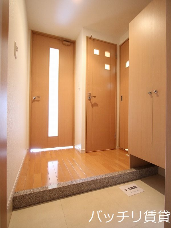 玄関　同型タイプの為現状優先