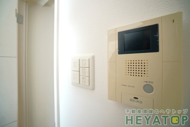 セキュリティ　モニター付きドアホンで安心確認（同仕様写真）