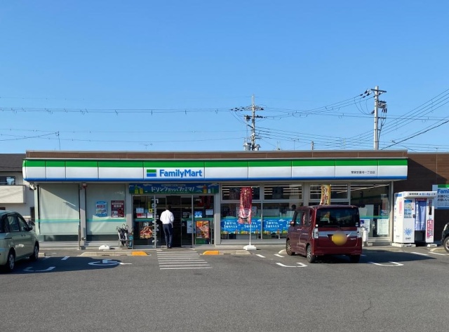 コンビニ　ファミリーマート　栗東安養寺一丁目店（コンビニ）まで300m