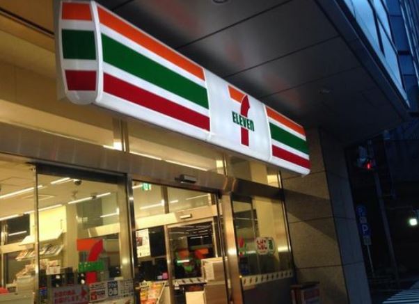 コンビニ　セブンイレブン日本橋堀留町2丁目店（コンビニ）まで131m