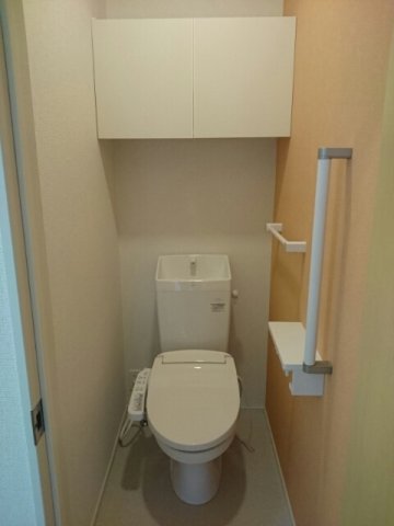 トイレ　落ち着いた色調のトイレです