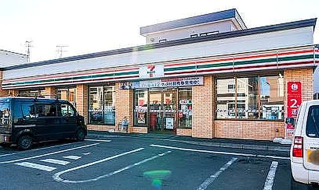 コンビニ　セブンイレブン札幌北郷3条4丁目店（コンビニ）まで132m