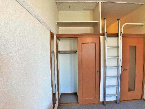 収納　反対側の扉にも同様な収納スペースがあります