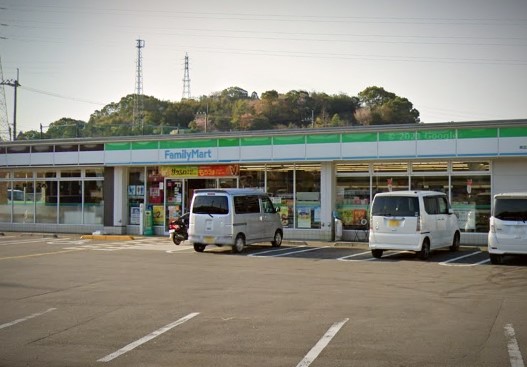 コンビニ　ファミリーマート 南国岡豊店（コンビニ）まで599m